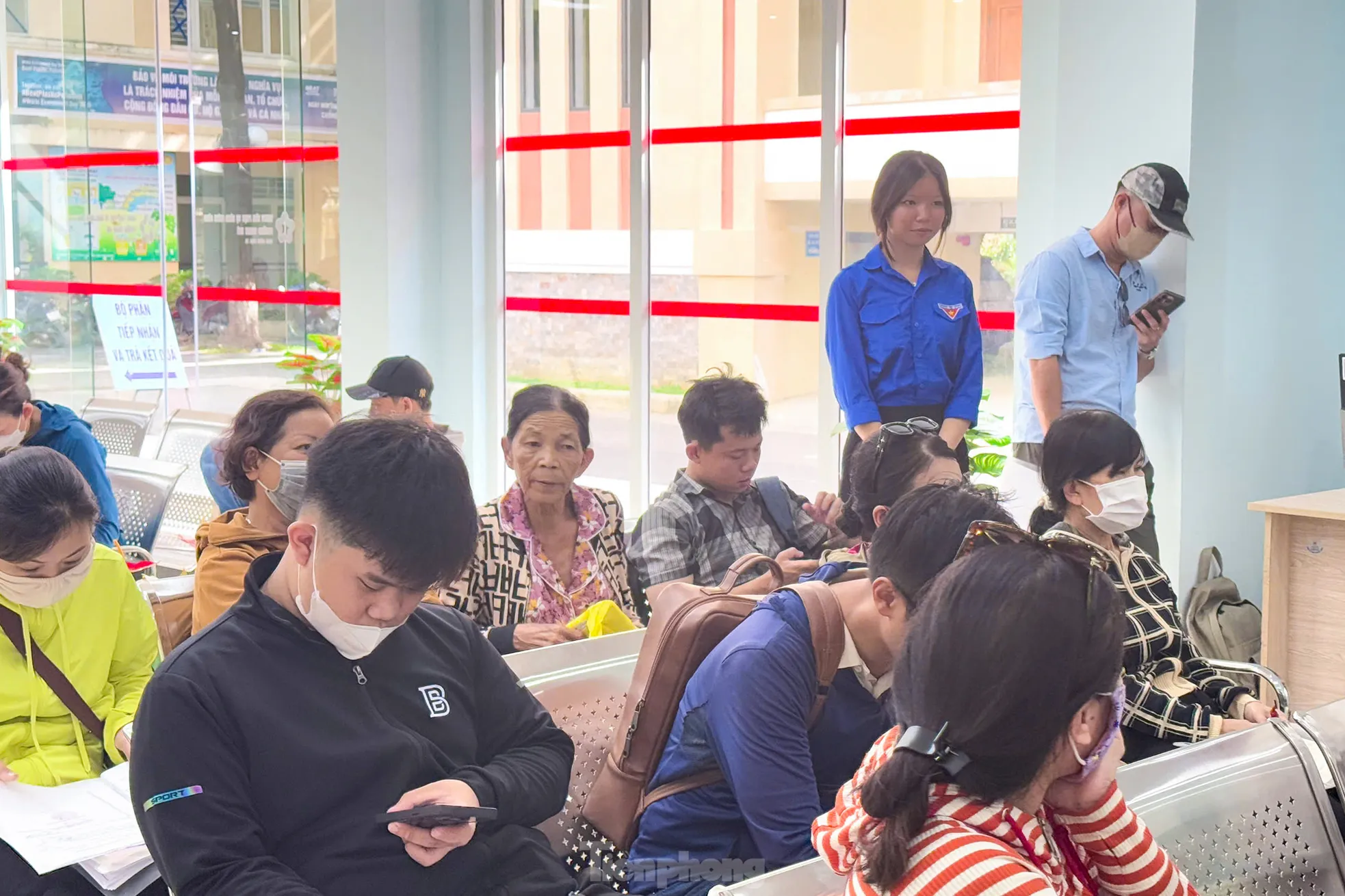 'Áo xanh' Đà Nẵng giúp người dân gỡ khó thủ tục tại các phường, xã mới ảnh 8