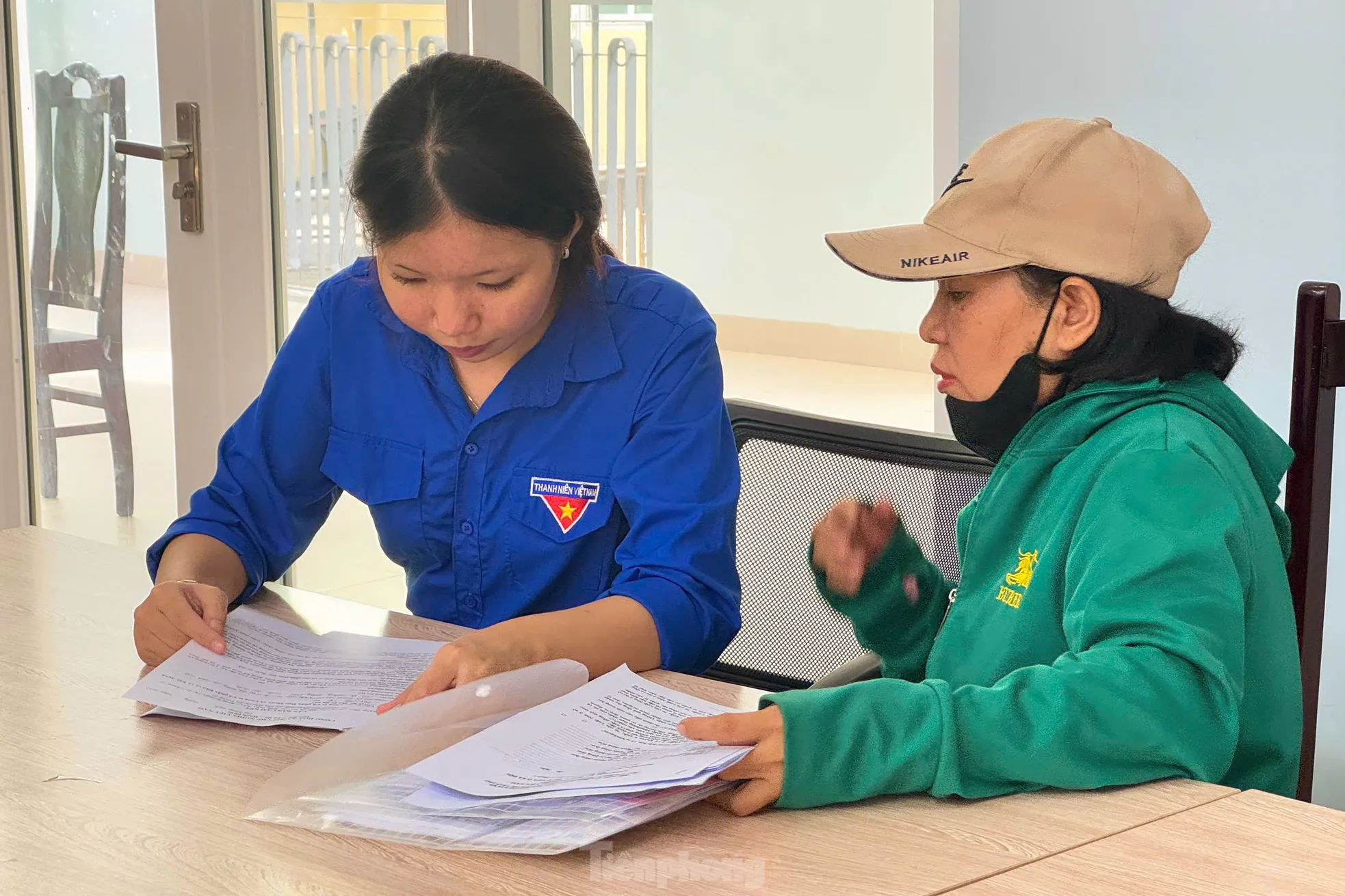 'Áo xanh' Đà Nẵng giúp người dân gỡ khó thủ tục tại các phường, xã mới ảnh 11