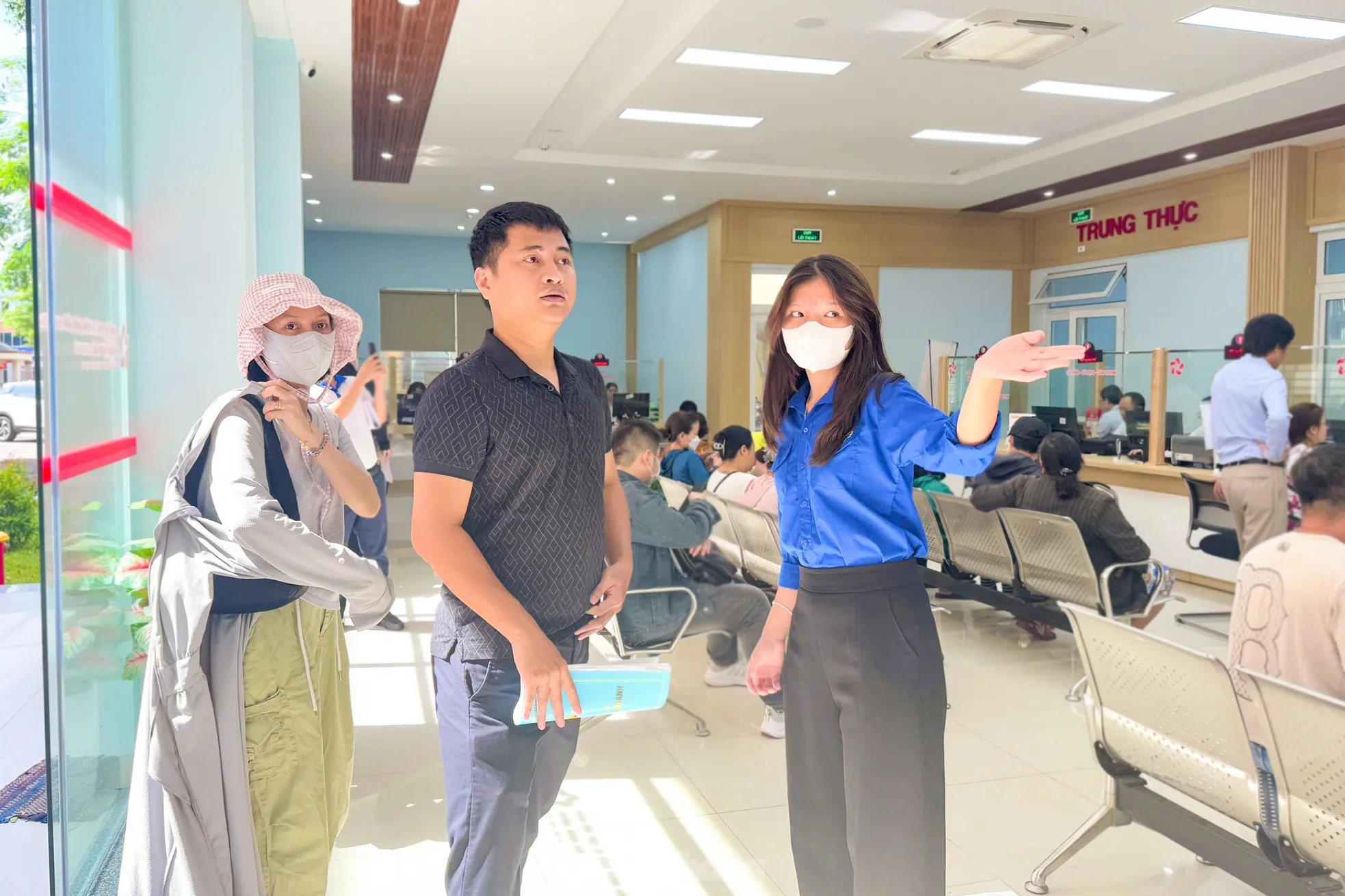 'Áo xanh' Đà Nẵng giúp người dân gỡ khó thủ tục tại các phường, xã mới ảnh 4