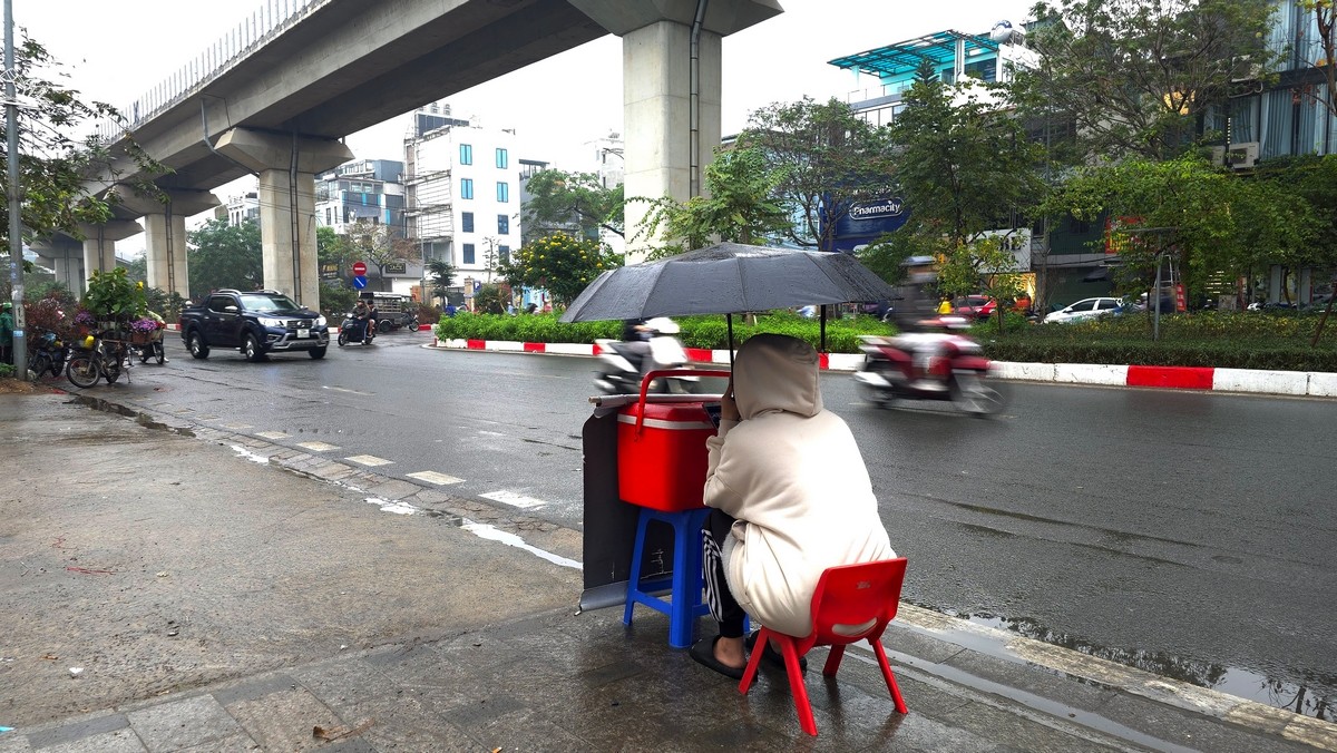 Hà Nội mưa phùn vào sáng sớm sau khoảng hai tháng khô hanh ảnh 5