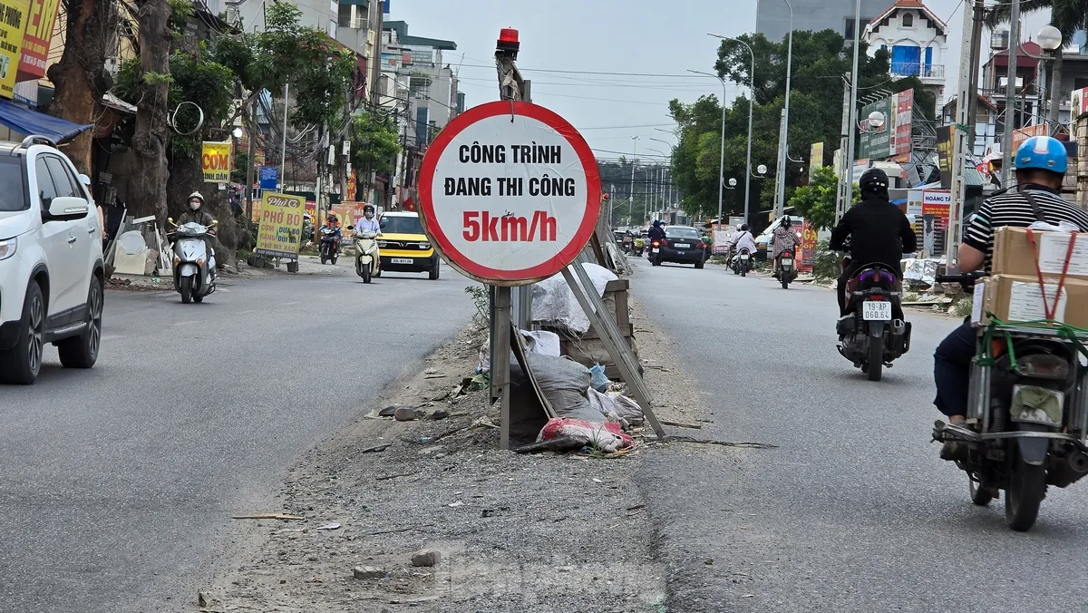 Hà Nội: Xe cộ như ‘làm xiếc’ trên 700m đường chậm tiến độ ảnh 3