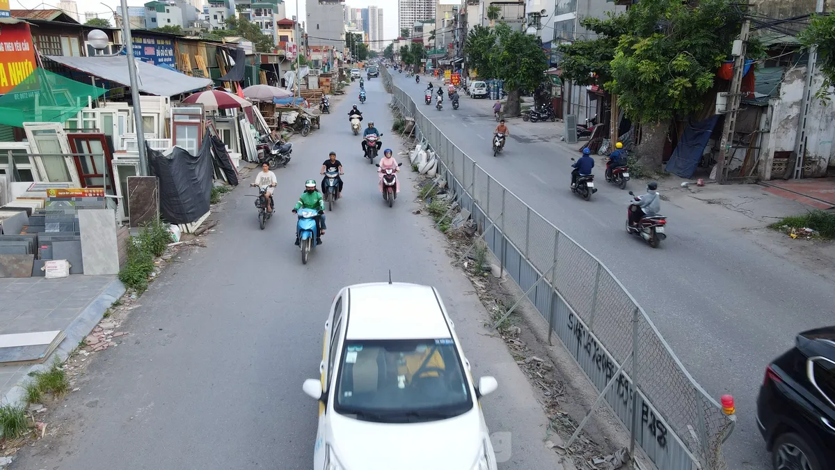 Hà Nội: Xe cộ như ‘làm xiếc’ trên 700m đường chậm tiến độ ảnh 4