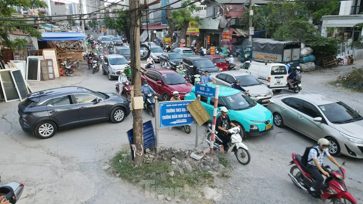 Hà Nội: Xe cộ như ‘làm xiếc’ trên 700m đường chậm tiến độ ảnh 8