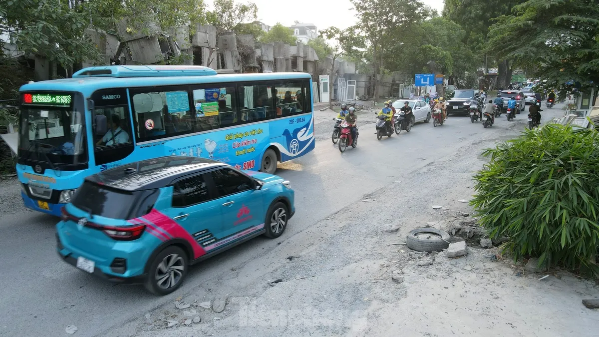 Hà Nội: Xe cộ như ‘làm xiếc’ trên 700m đường chậm tiến độ ảnh 9