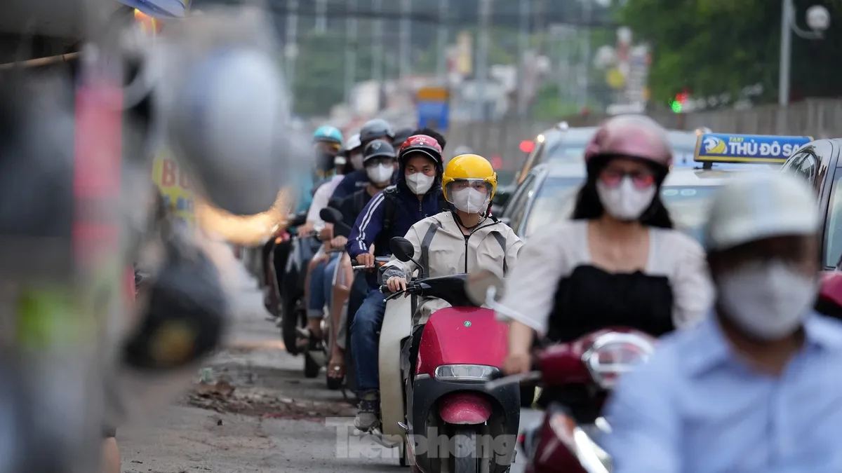 Hà Nội: Xe cộ như ‘làm xiếc’ trên 700m đường chậm tiến độ ảnh 11