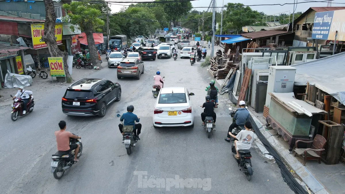 Hà Nội: Xe cộ như ‘làm xiếc’ trên 700m đường chậm tiến độ ảnh 12