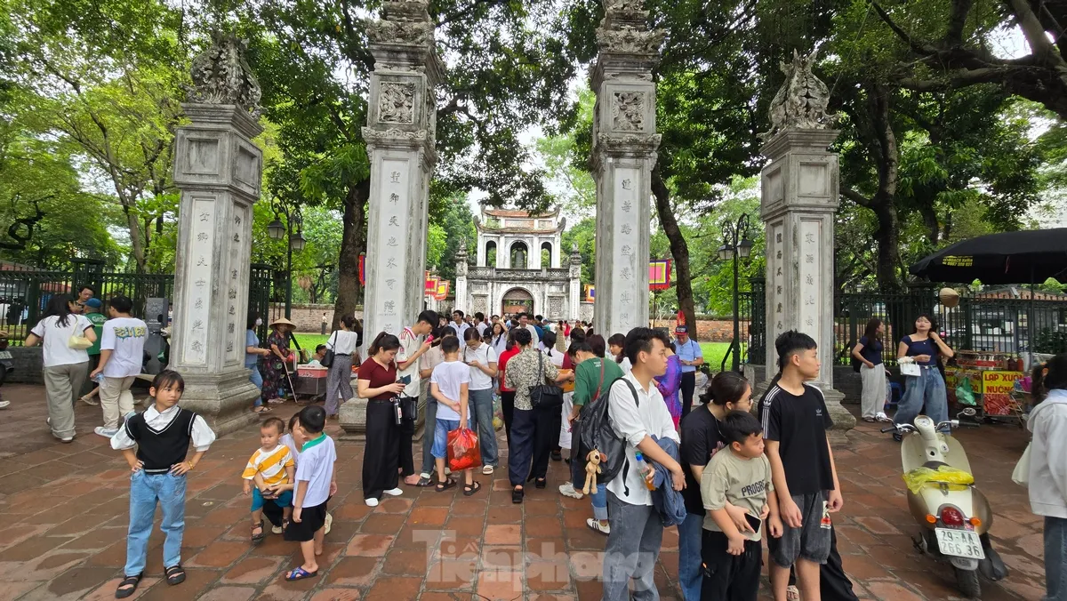 Sĩ tử cầm bút, phiếu dự thi lên Văn Miếu cầu may trước kỳ thi THPT 2025 ảnh 1