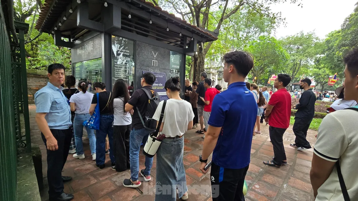 Sĩ tử cầm bút, phiếu dự thi lên Văn Miếu cầu may trước kỳ thi THPT 2025 ảnh 3