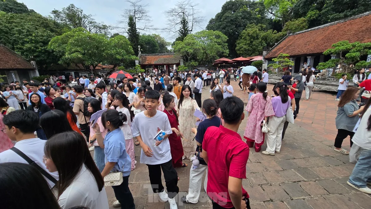 Sĩ tử cầm bút, phiếu dự thi lên Văn Miếu cầu may trước kỳ thi THPT 2025 - Ảnh 7. Sĩ tử cầm bút, phiếu dự thi lên Văn Miếu cầu may trước kỳ thi THPT 2025 - Ảnh 7.