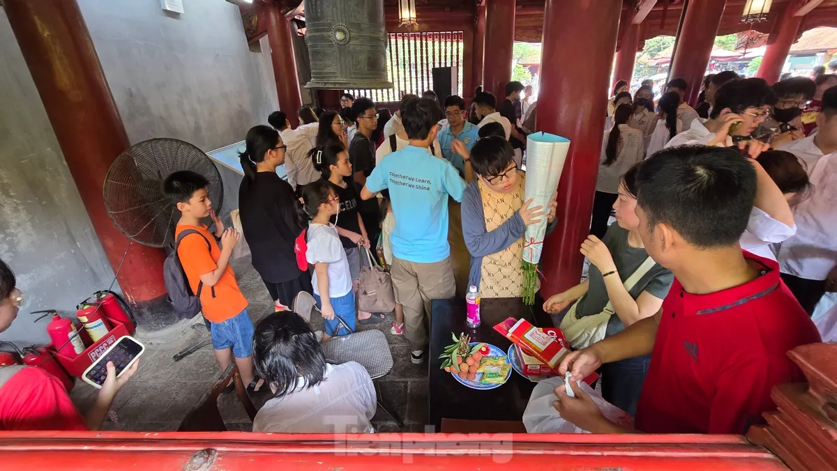 Sĩ tử cầm bút, phiếu dự thi lên Văn Miếu cầu may trước kỳ thi THPT 2025 - Ảnh 8. Sĩ tử cầm bút, phiếu dự thi lên Văn Miếu cầu may trước kỳ thi THPT 2025 - Ảnh 8.