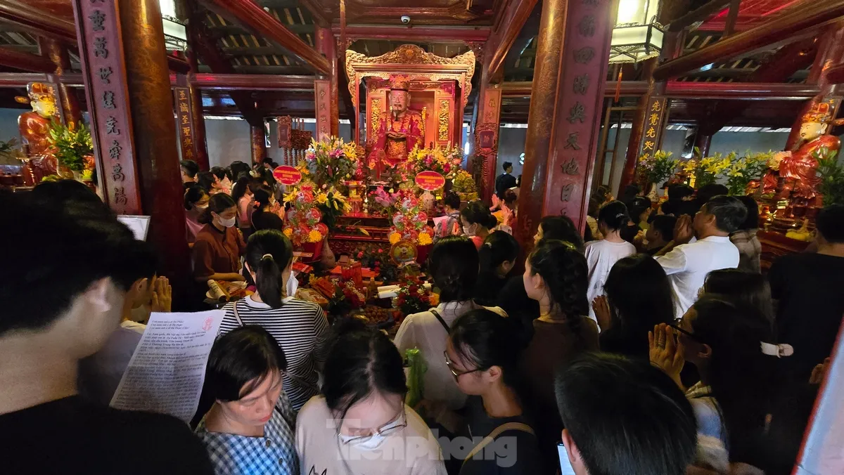 Sĩ tử cầm bút, phiếu dự thi lên Văn Miếu cầu may trước kỳ thi THPT 2025 - Ảnh 9. Sĩ tử cầm bút, phiếu dự thi lên Văn Miếu cầu may trước kỳ thi THPT 2025 - Ảnh 9.