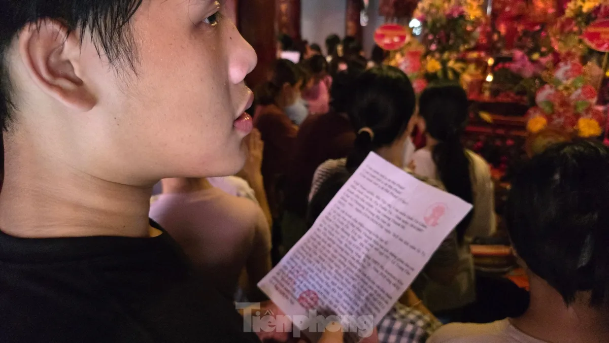 Sĩ tử cầm bút, phiếu dự thi lên Văn Miếu cầu may trước kỳ thi THPT 2025 - Ảnh 10. Sĩ tử cầm bút, phiếu dự thi lên Văn Miếu cầu may trước kỳ thi THPT 2025 - Ảnh 10.