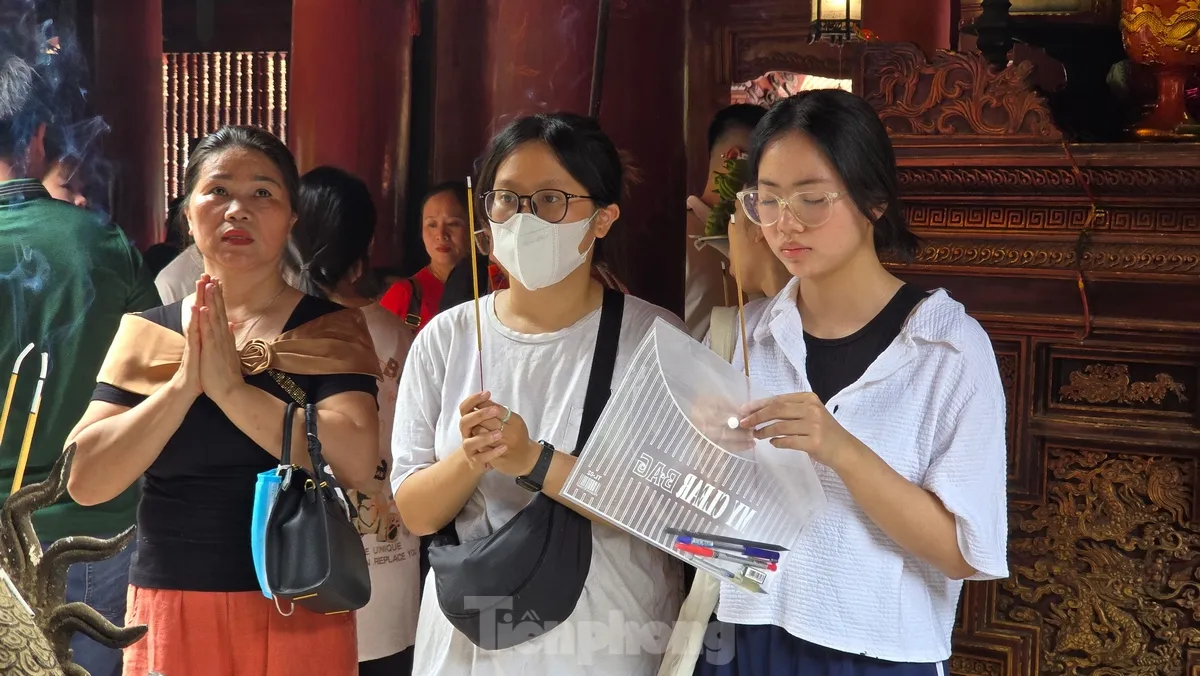 Sĩ tử cầm bút, phiếu dự thi lên Văn Miếu cầu may trước kỳ thi THPT 2025 - Ảnh 11. Sĩ tử cầm bút, phiếu dự thi lên Văn Miếu cầu may trước kỳ thi THPT 2025 - Ảnh 11.
