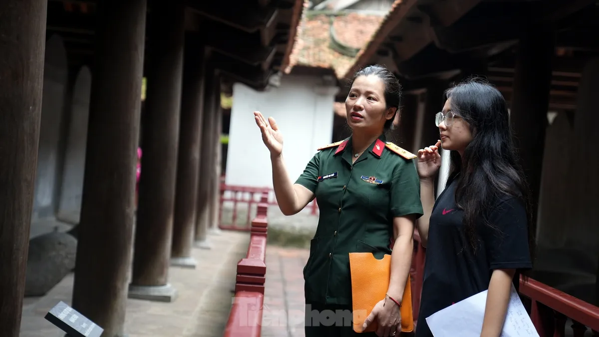 Sĩ tử cầm bút, phiếu dự thi lên Văn Miếu cầu may trước kỳ thi THPT 2025 - Ảnh 14. Sĩ tử cầm bút, phiếu dự thi lên Văn Miếu cầu may trước kỳ thi THPT 2025 - Ảnh 14.