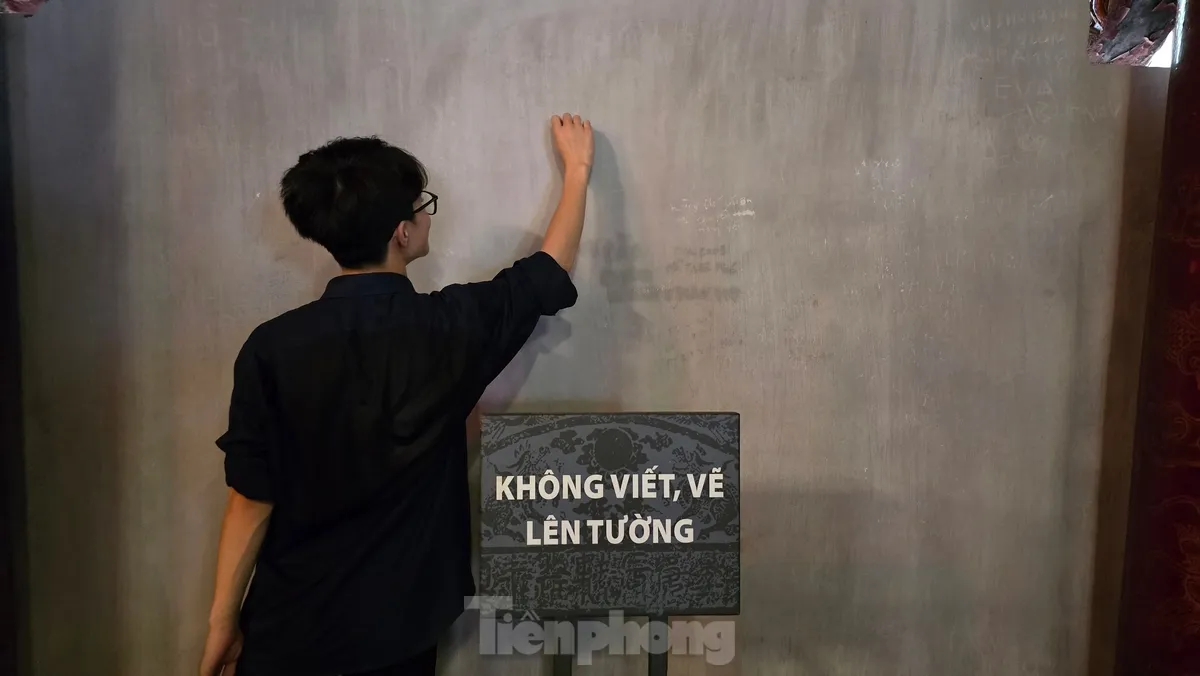 Sĩ tử cầm bút, phiếu dự thi lên Văn Miếu cầu may trước kỳ thi THPT 2025 - Ảnh 16. Sĩ tử cầm bút, phiếu dự thi lên Văn Miếu cầu may trước kỳ thi THPT 2025 - Ảnh 16.