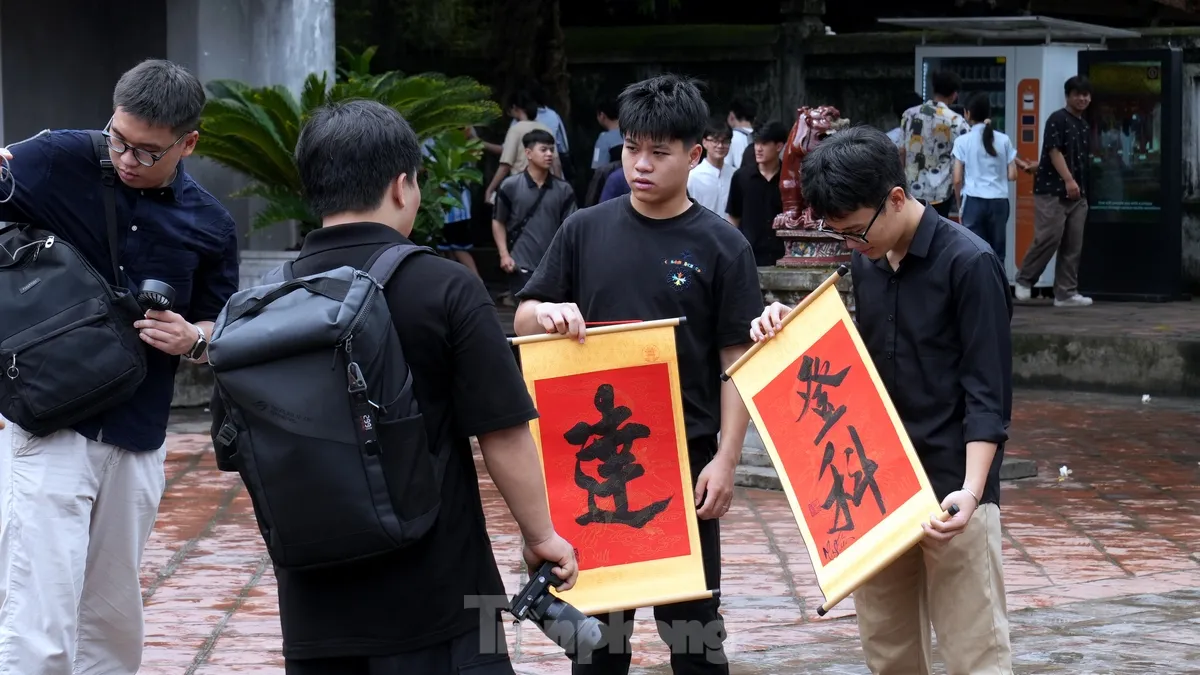 Sĩ tử cầm bút, phiếu dự thi lên Văn Miếu cầu may trước kỳ thi THPT 2025 - Ảnh 17. Sĩ tử cầm bút, phiếu dự thi lên Văn Miếu cầu may trước kỳ thi THPT 2025 - Ảnh 17.