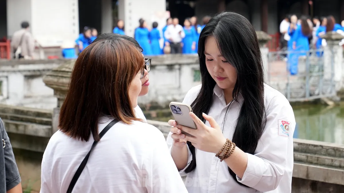 Sĩ tử cầm bút, phiếu dự thi lên Văn Miếu cầu may trước kỳ thi THPT 2025 - Ảnh 18. Sĩ tử cầm bút, phiếu dự thi lên Văn Miếu cầu may trước kỳ thi THPT 2025 - Ảnh 18.
