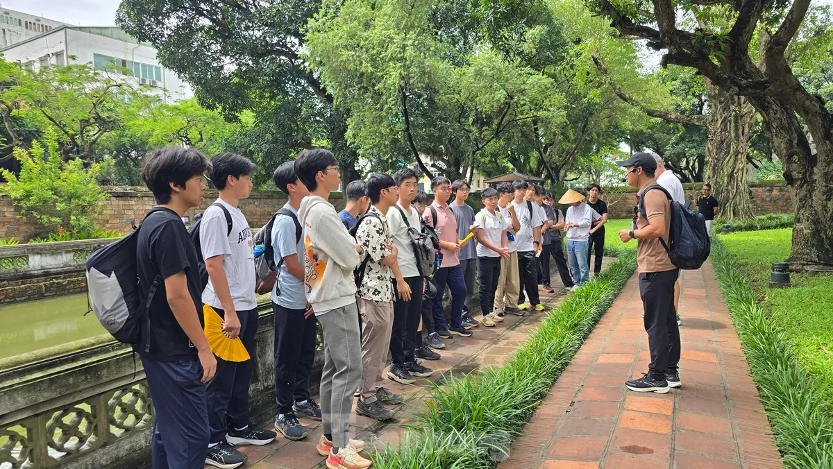 Sĩ tử cầm bút, phiếu dự thi lên Văn Miếu cầu may trước kỳ thi THPT 2025 - Ảnh 19. Sĩ tử cầm bút, phiếu dự thi lên Văn Miếu cầu may trước kỳ thi THPT 2025 - Ảnh 19.
