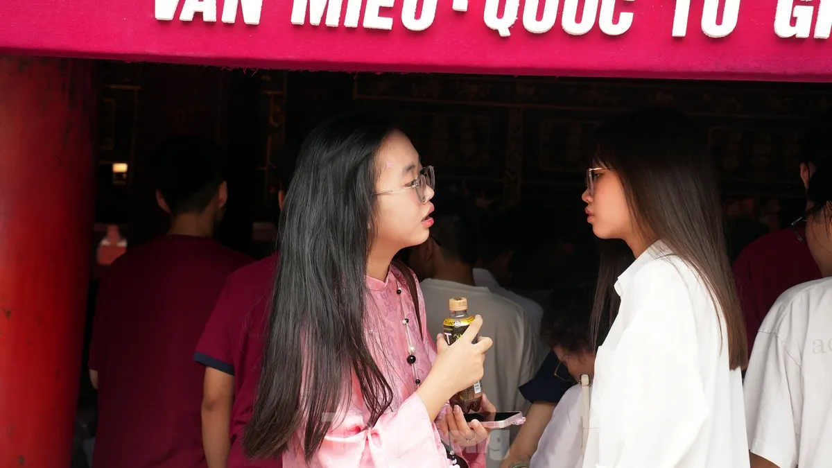 Sĩ tử cầm bút, phiếu dự thi lên Văn Miếu cầu may trước kỳ thi THPT 2025 - Ảnh 20. Sĩ tử cầm bút, phiếu dự thi lên Văn Miếu cầu may trước kỳ thi THPT 2025 - Ảnh 20.