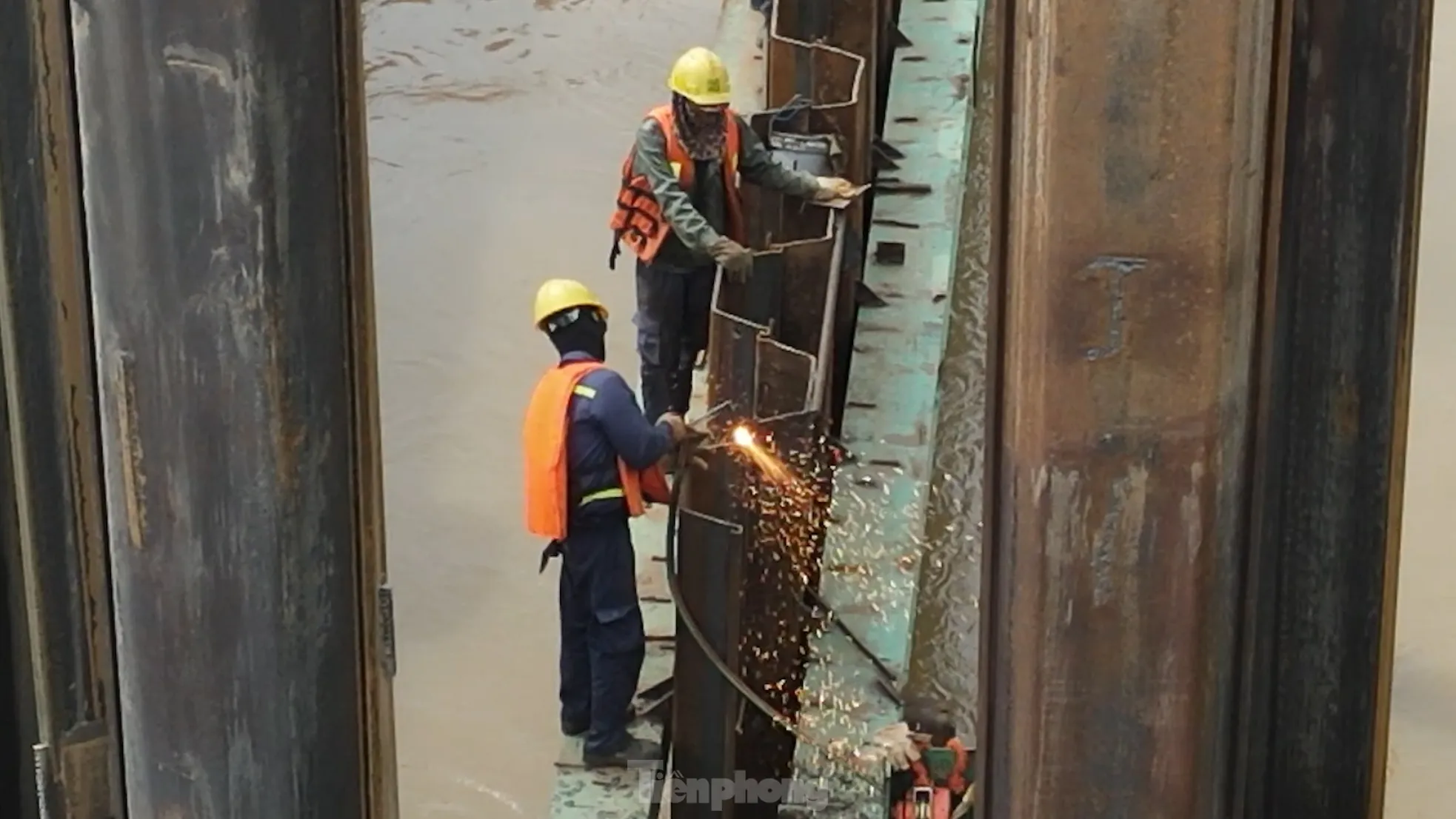 Công trường xây dựng cầu Tứ Liên sau 1 tháng thi công ảnh 13