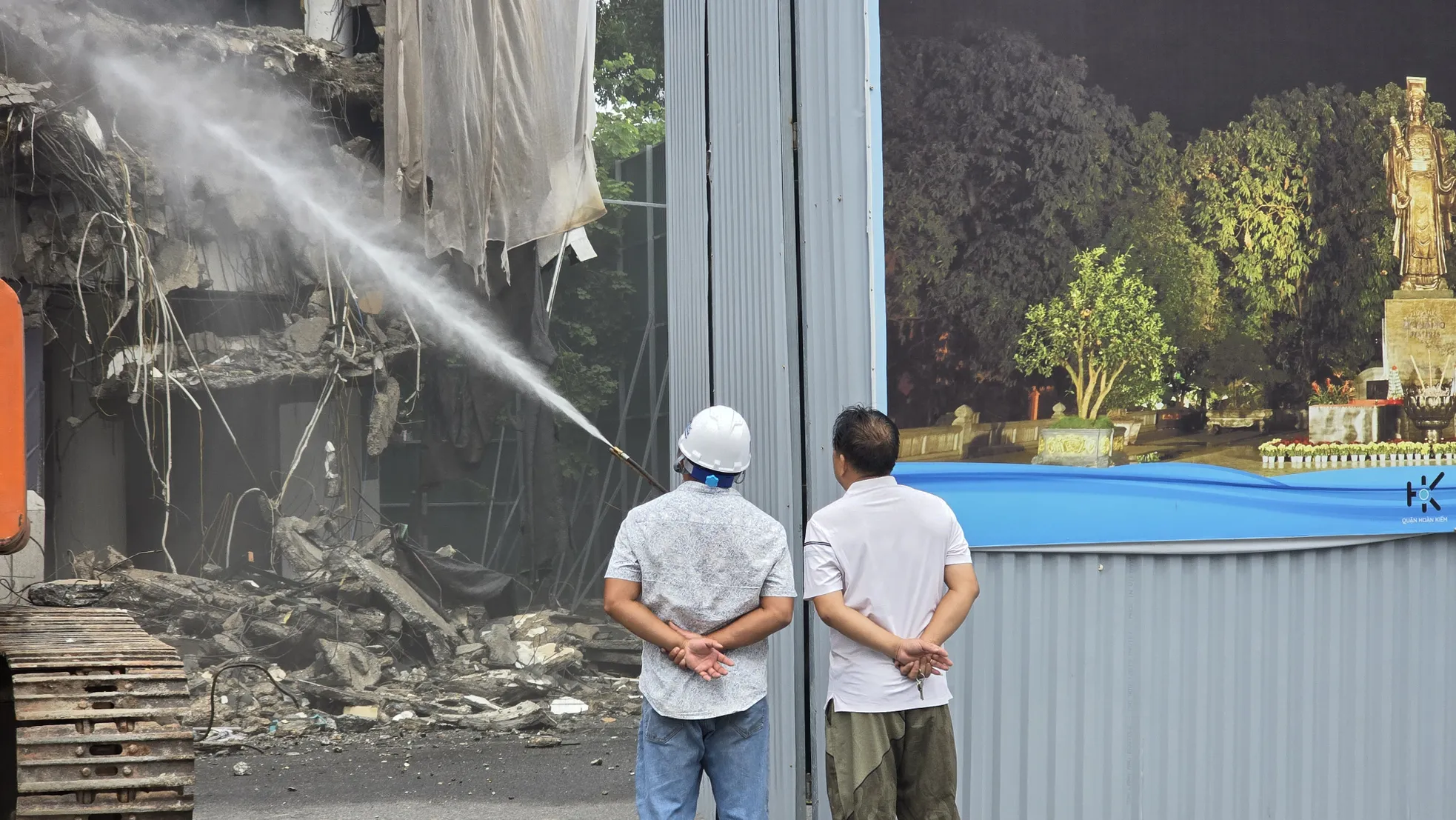 Hà Nội: Phun nước chống bụi khi phá dỡ tòa nhà Hàm cá mập ảnh 5