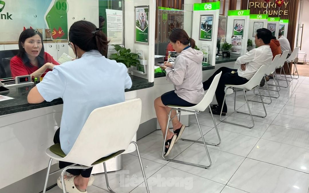 'Nhàn tênh' giao dịch ở ngân hàng ngày cuối trước kỳ nghỉ lễ 30/4 ảnh 1