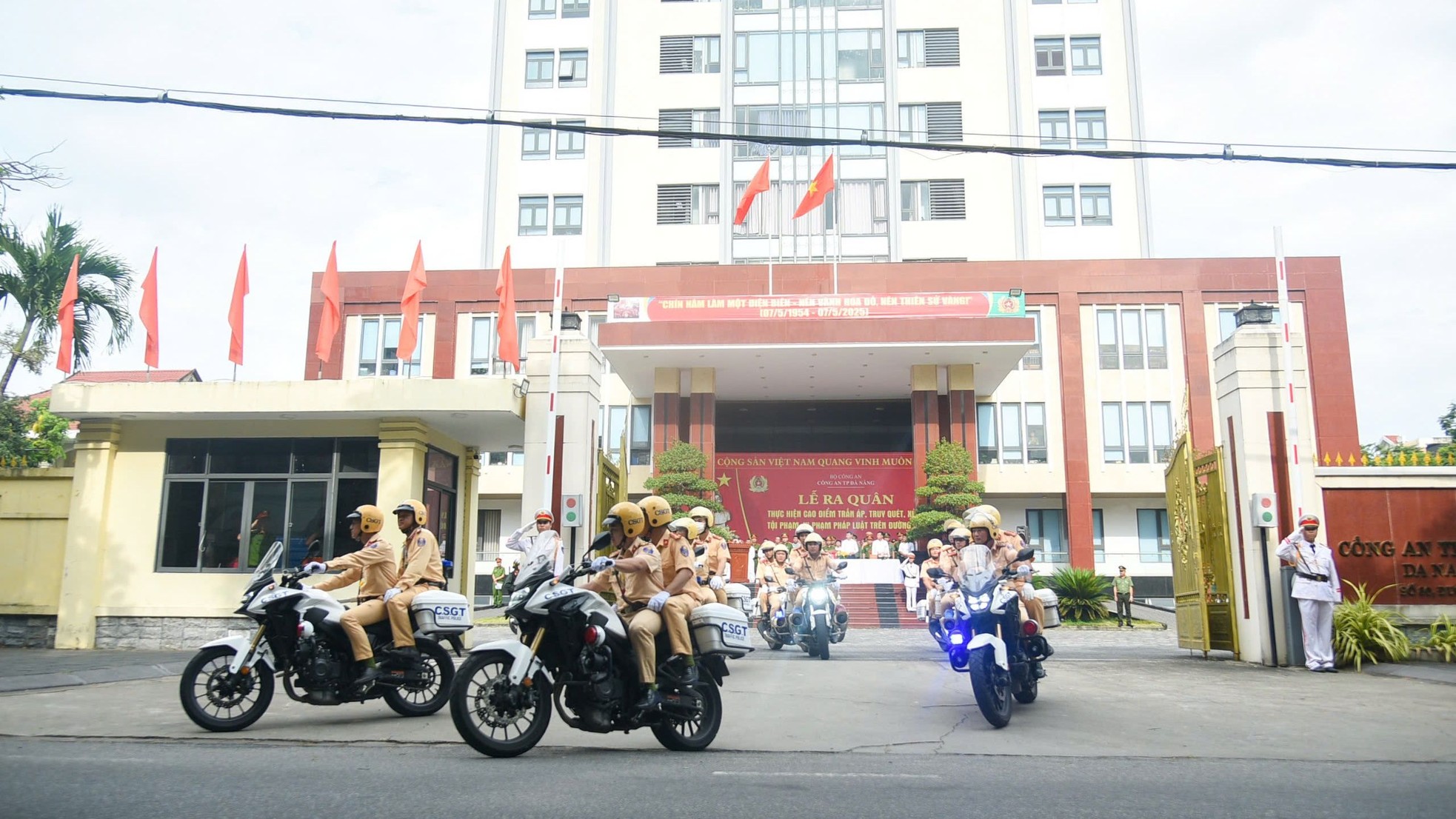 Công an Đà Nẵng đồng loạt ra quân trấn áp tội phạm đường phố ảnh 8