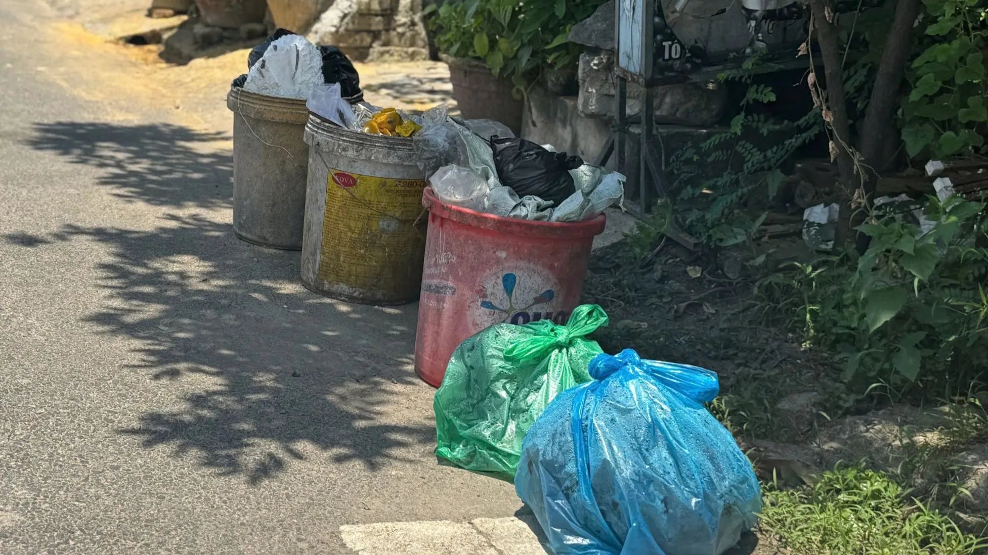 Rác chất đống tràn ra đường ở Đà Nẵng ảnh 4