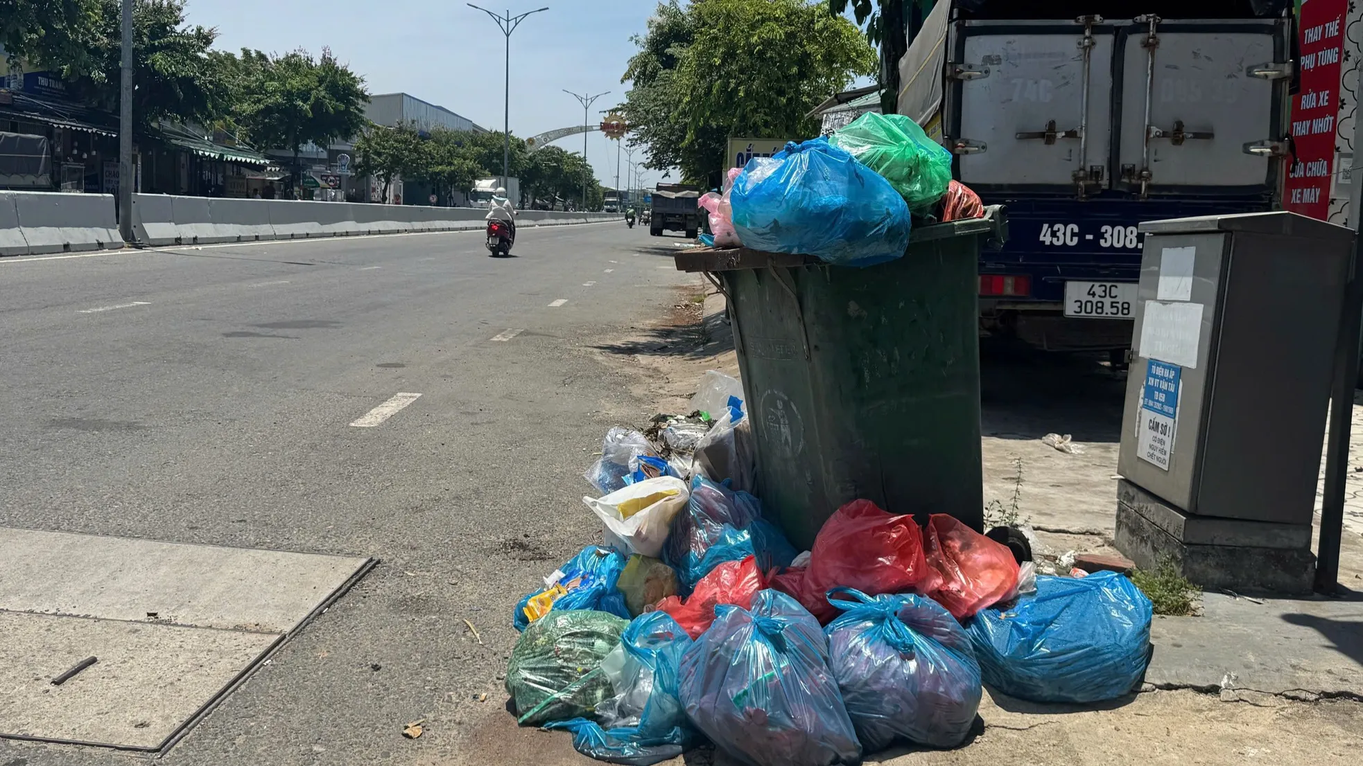 Rác chất đống tràn ra đường ở Đà Nẵng ảnh 3