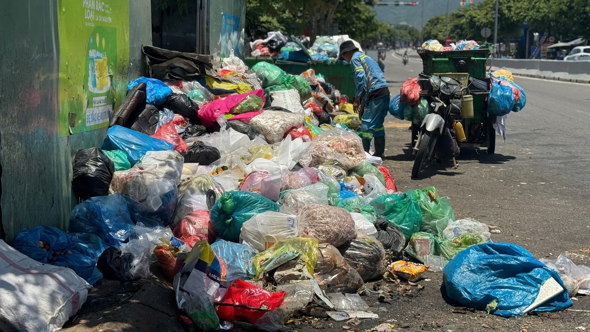 Rác chất đống tràn ra đường ở Đà Nẵng ảnh 1