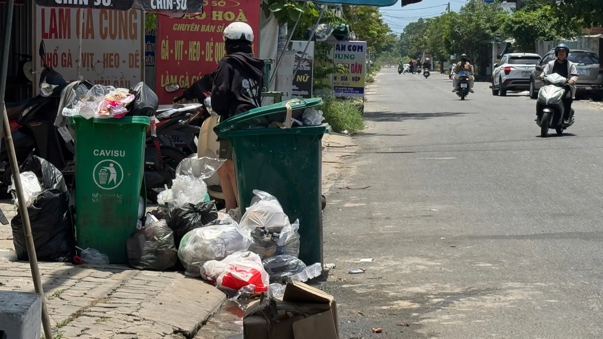 Rác chất đống tràn ra đường ở Đà Nẵng ảnh 2