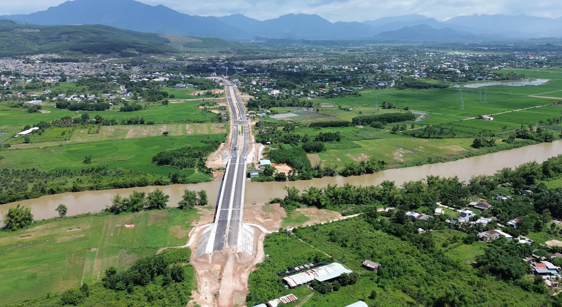 Cầu hơn 270 tỷ đồng ở Đà Nẵng thi công xong 'nằm chờ' đường dẫn ảnh 4