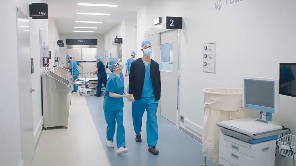 Resident Playbook: In4 bác sĩ gây mê đổ Yi Young, khán giả muốn "đạp 2 thuyền" ảnh 1
