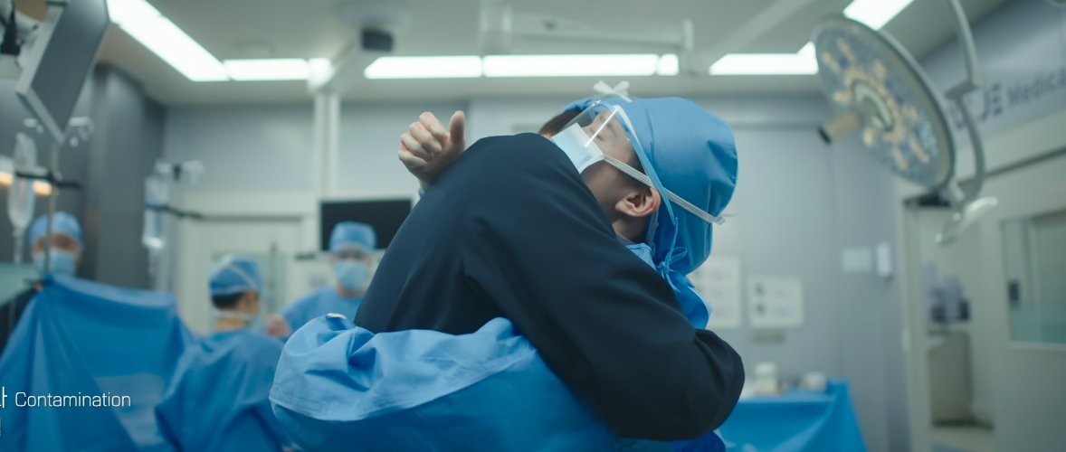 Resident Playbook: In4 bác sĩ gây mê đổ Yi Young, khán giả muốn "đạp 2 thuyền" ảnh 3