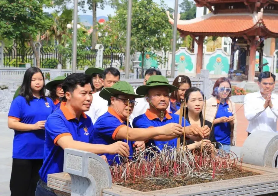 Hành trình tri ân, thắp sáng niềm tin ảnh 3