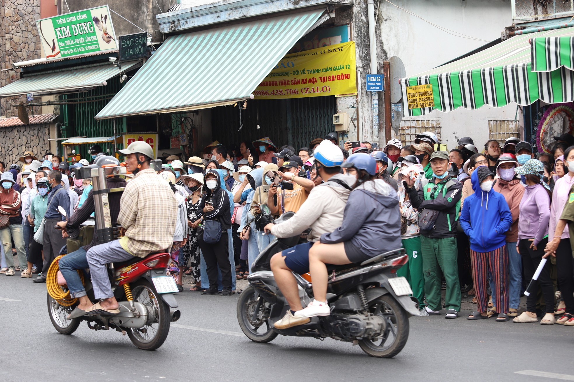 Dòng người xếp hàng dài chào vĩnh biệt Quý Bình ảnh 7