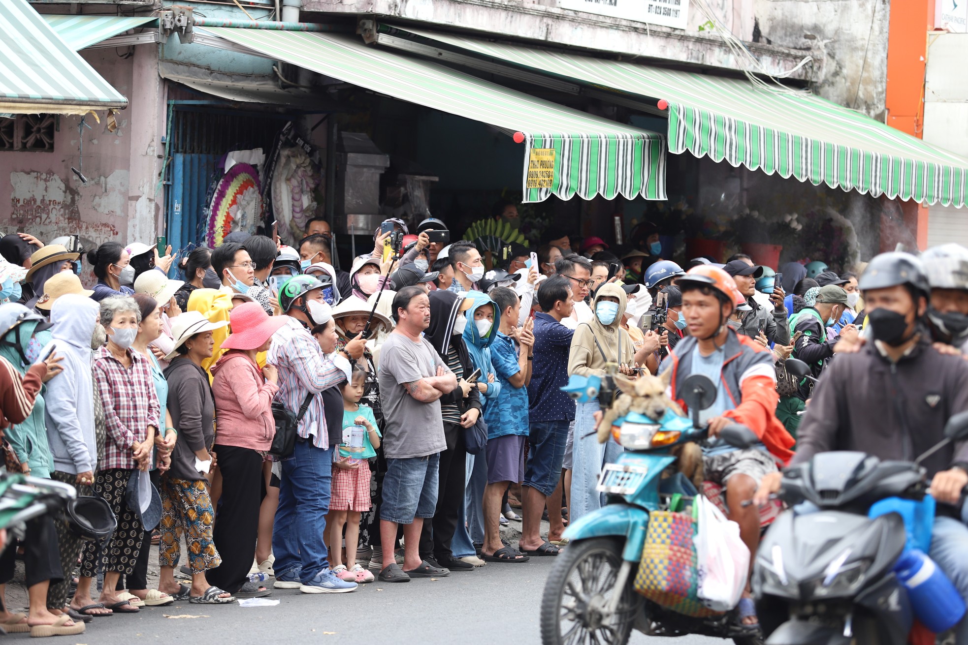 Dòng người xếp hàng dài chào vĩnh biệt Quý Bình ảnh 6