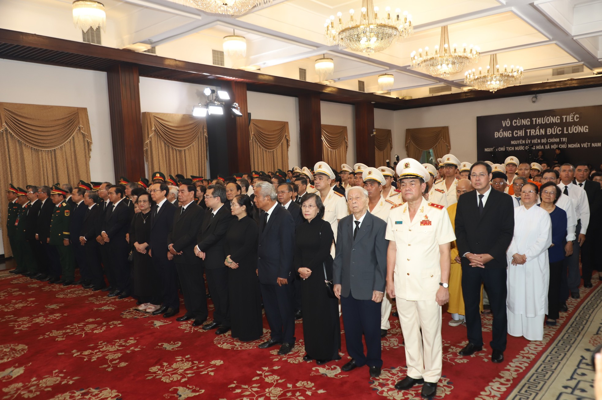 Rưng rưng lệ viếng nguyên Chủ tịch nước Trần Đức Lương ảnh 1