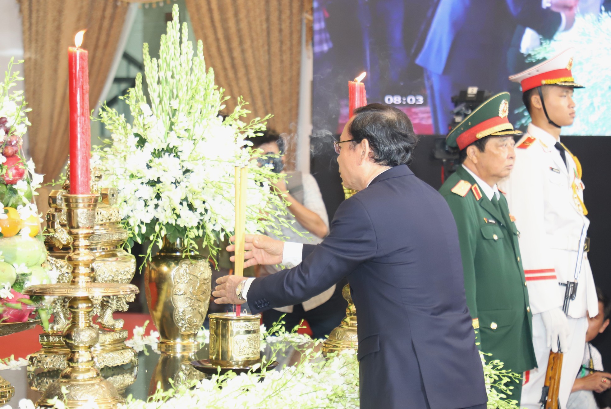 Rưng rưng lệ viếng nguyên Chủ tịch nước Trần Đức Lương ảnh 3