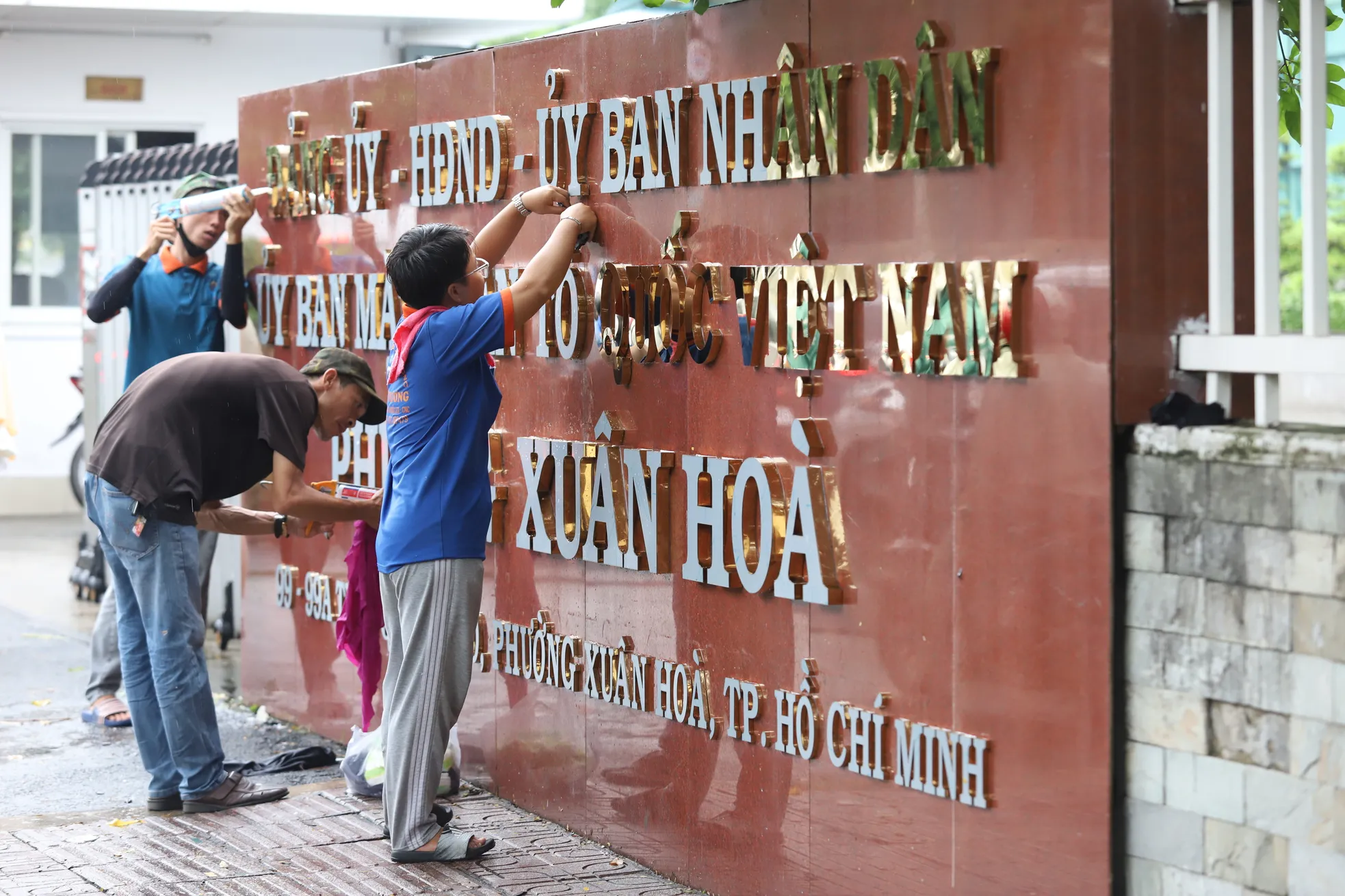 Cận cảnh bảng tên trụ sở phường Sài Gòn, Bình Thạnh ảnh 1