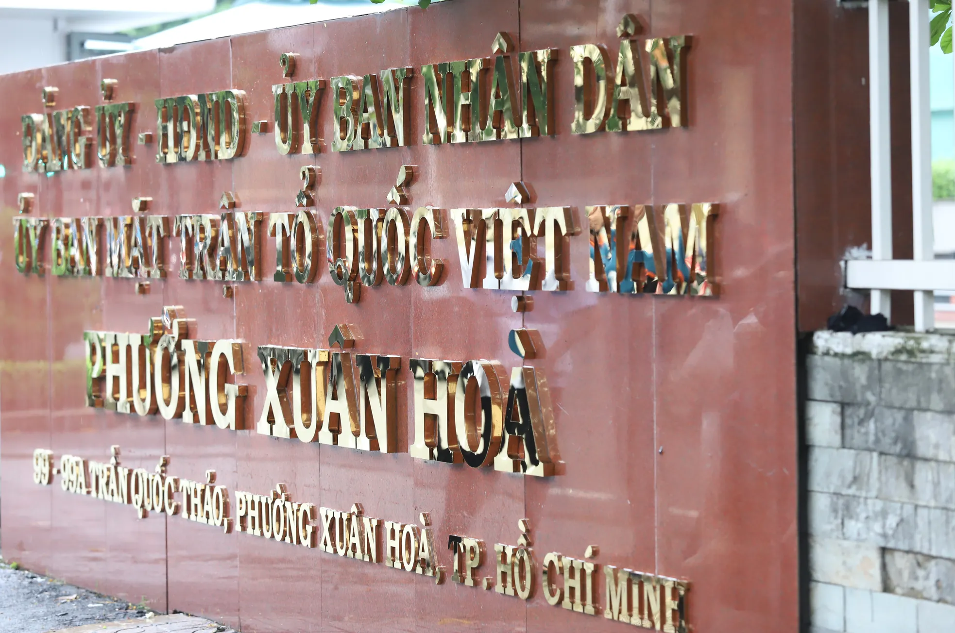 Cận cảnh bảng tên trụ sở phường Sài Gòn, Bình Thạnh ảnh 2