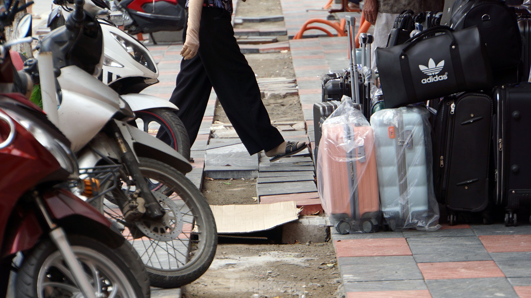 Nhếch nhác vỉa hè phố 'vàng, bạc' trung tâm Hải Phòng ảnh 18