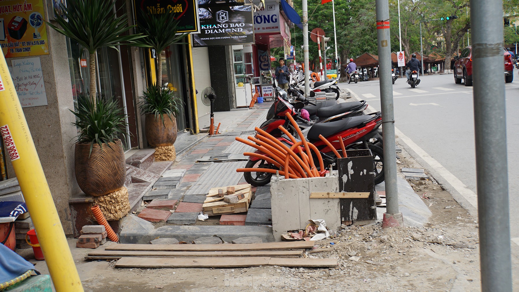 Nhếch nhác vỉa hè phố 'vàng, bạc' trung tâm Hải Phòng ảnh 2
