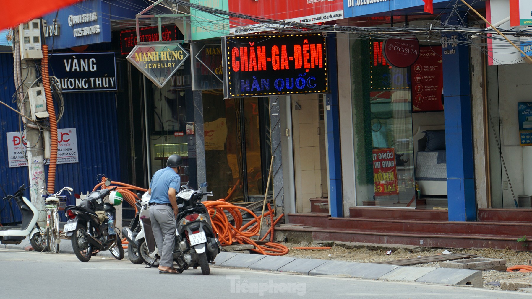 Nhếch nhác vỉa hè phố 'vàng, bạc' trung tâm Hải Phòng ảnh 11