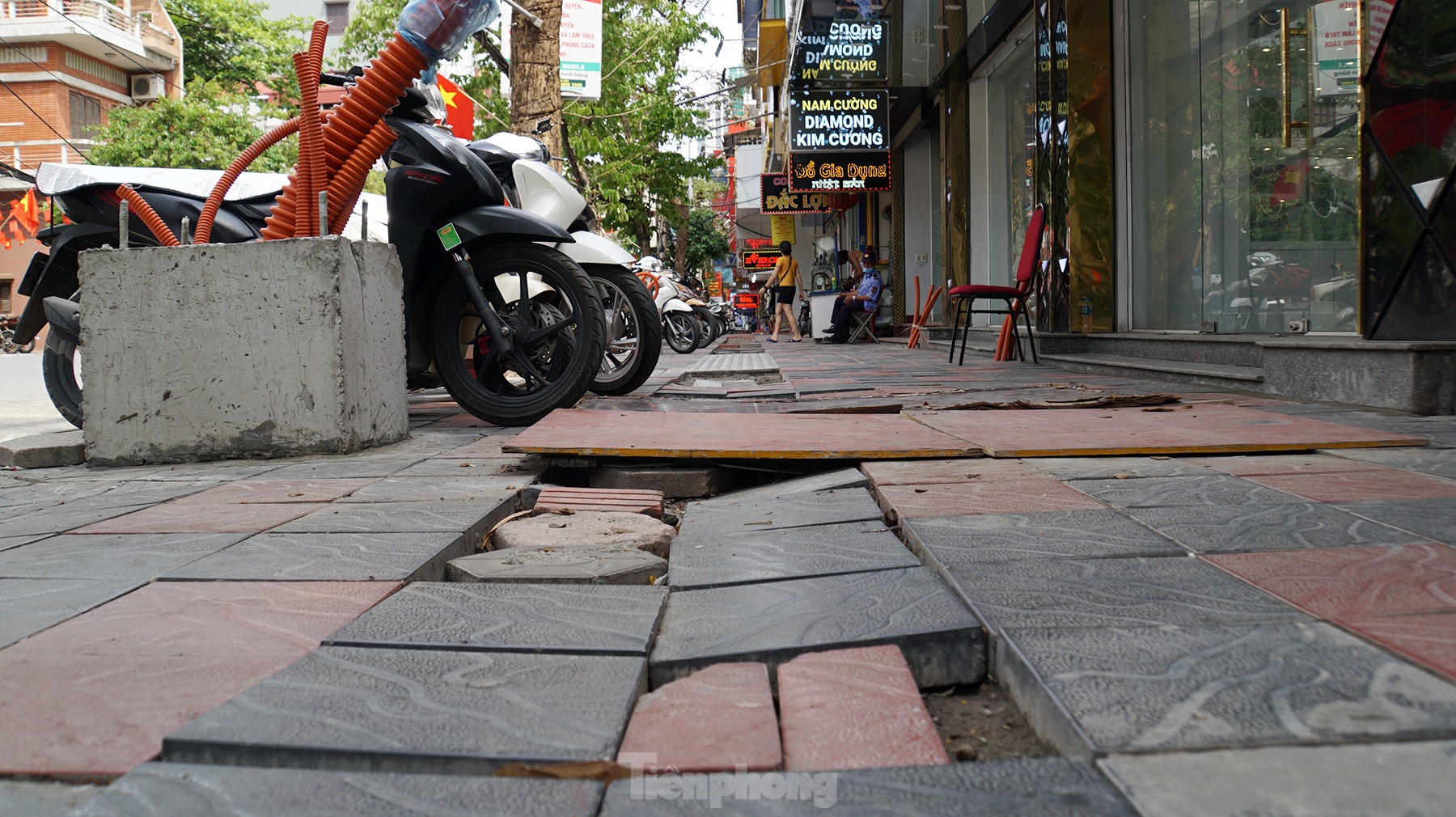 Nhếch nhác vỉa hè phố 'vàng, bạc' trung tâm Hải Phòng ảnh 16
