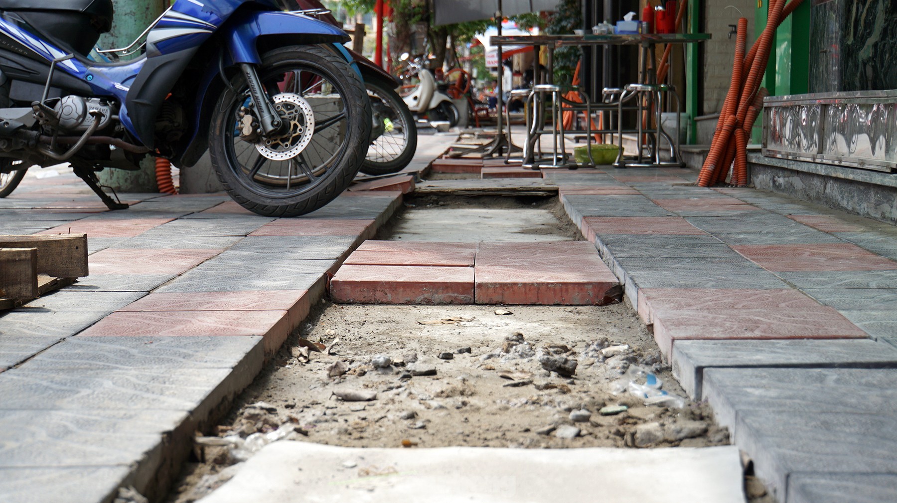 Nhếch nhác vỉa hè phố 'vàng, bạc' trung tâm Hải Phòng ảnh 4