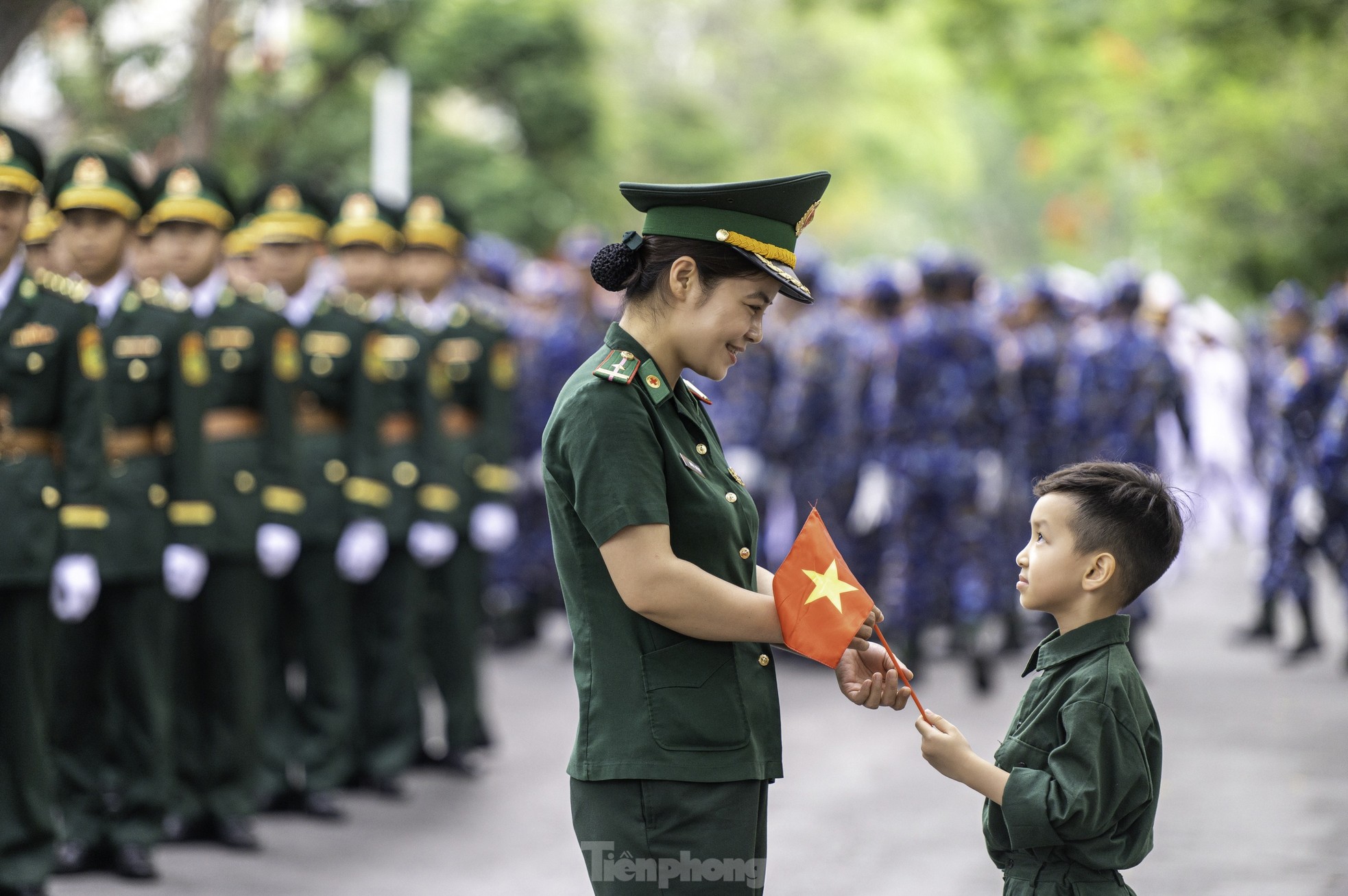 Hải Phòng rực rỡ cờ hoa mừng kỷ niệm 70 năm Ngày giải phóng ảnh 8