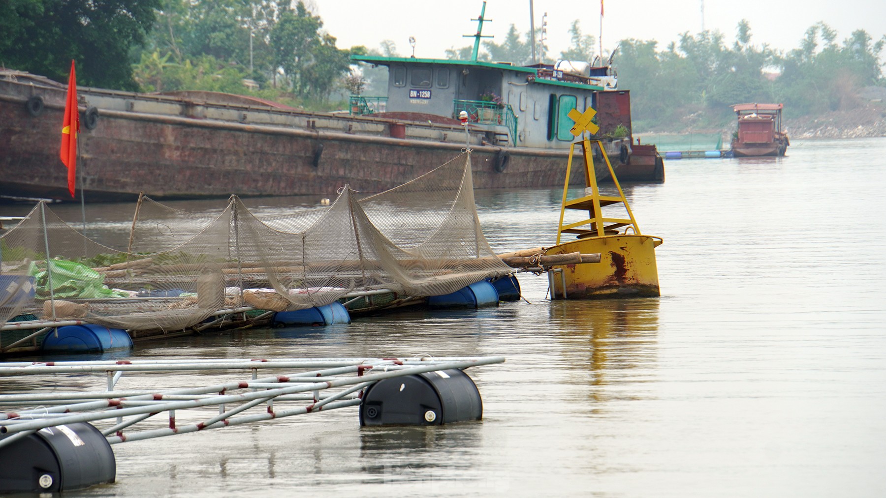 Hải Dương: Hàng nghìn lồng bè nuôi cá phủ kín khúc sông, tiềm ẩn nguy hiểm ảnh 17