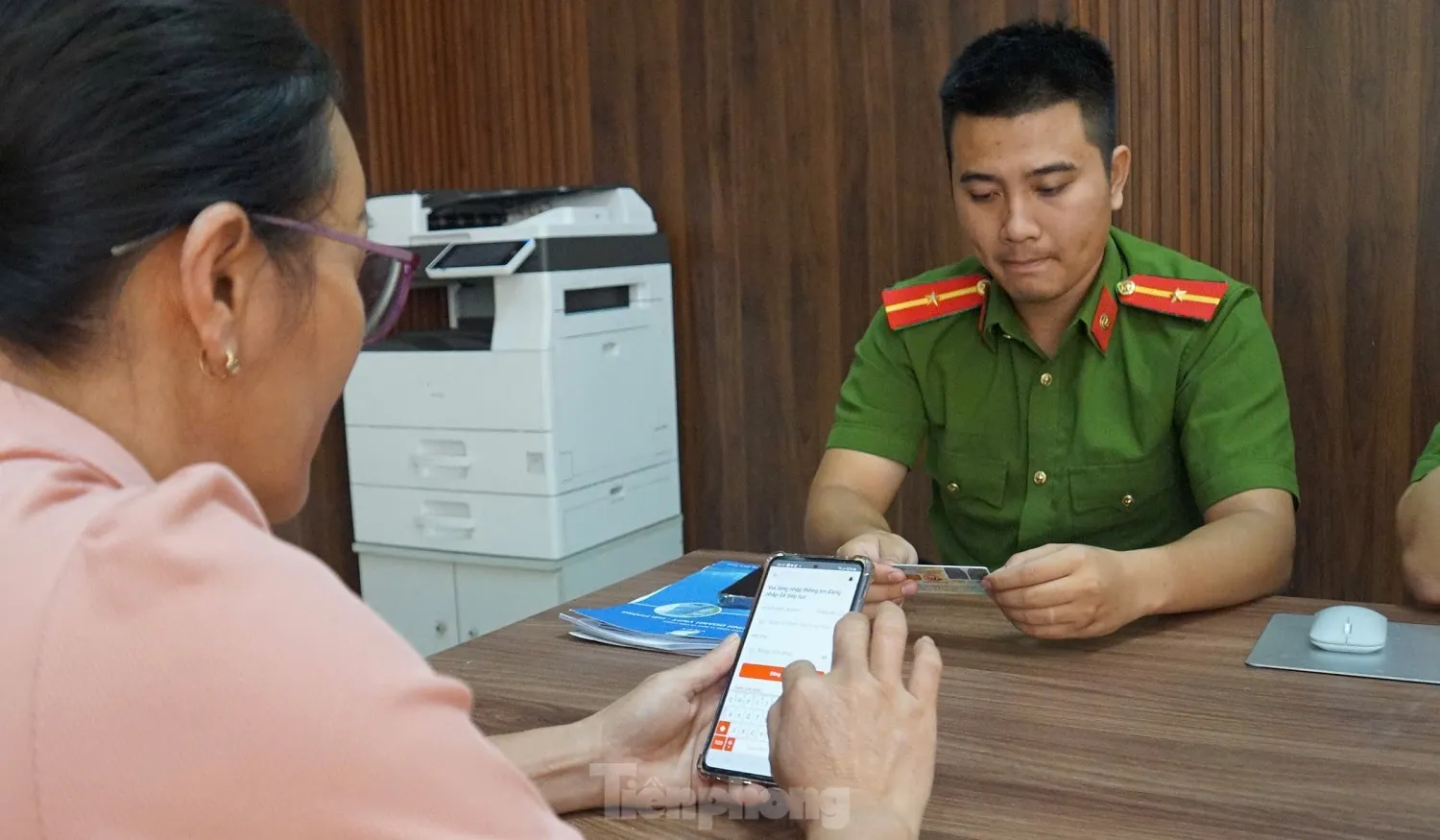 Đặc khu Cát Hải làm xuyên trưa hỗ trợ thủ tục cho người dân trên đảo ảnh 7