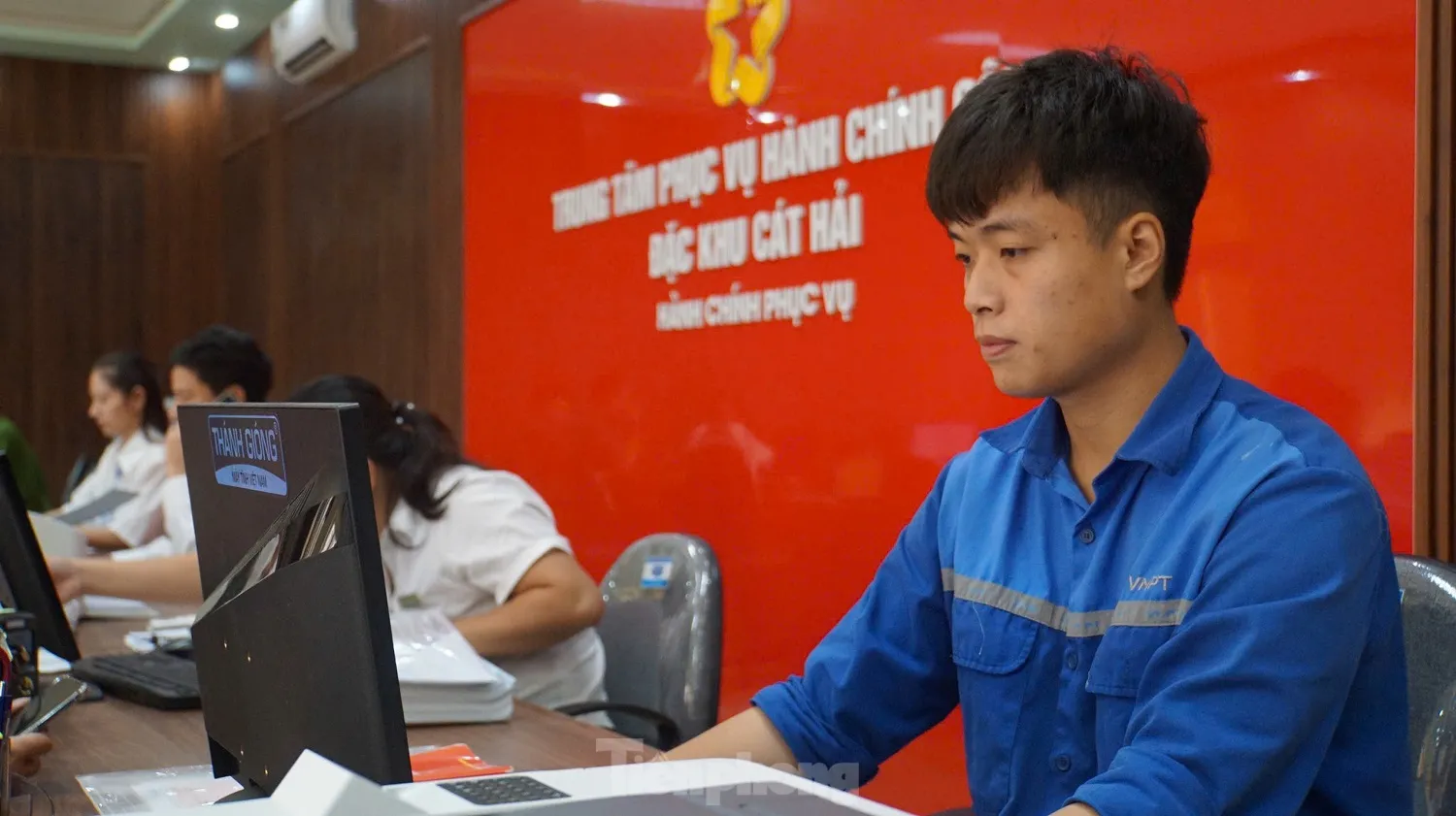 Đặc khu Cát Hải làm xuyên trưa hỗ trợ thủ tục cho người dân trên đảo ảnh 10